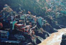 Alaknanda River Crosses Danger Mark in Uttarakhand The Alaknanda River flowing above the danger mark in Uttarakhand after heavy monsoon rainfall, with rescue teams monitoring the situation.