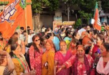 पश्चिम बंगाल उपचुनाव: क्या नंदीग्राम और रेजीनगर की जीत बंगाल के मुस्लिम वोट का मिजाज बदलने का संकेत है मुर्शिदाबाद के रेजीनगर बाजार में चुनावी नतीजे आने के बाद स्थानीय नागरिकों और मतदाताओं की हलचल।